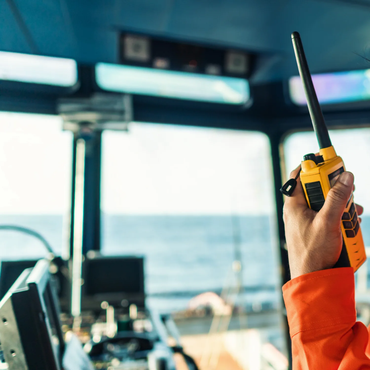 INSTALLATION D’UNE VHF SUR UN VOILIER À SAINT-RAPHAËL