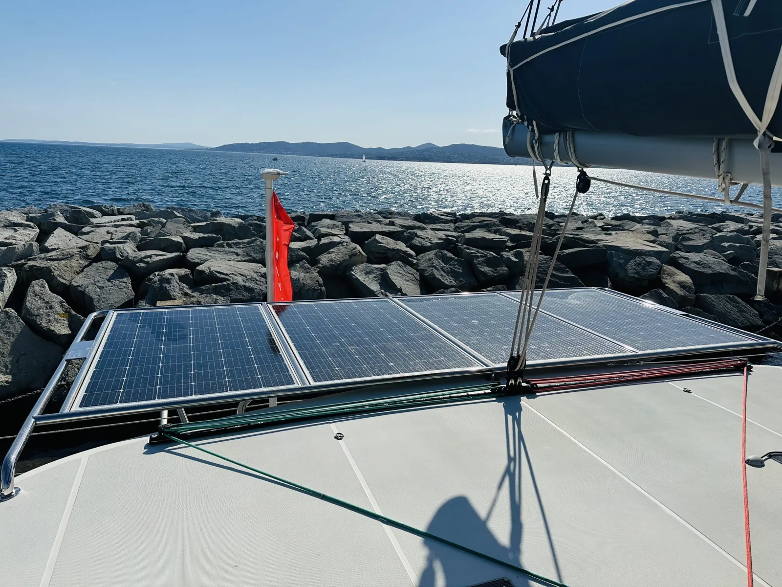 INSTALLATION DE PANNEAUX SOLAIRES VICTRON SUR UN CATAMARAN