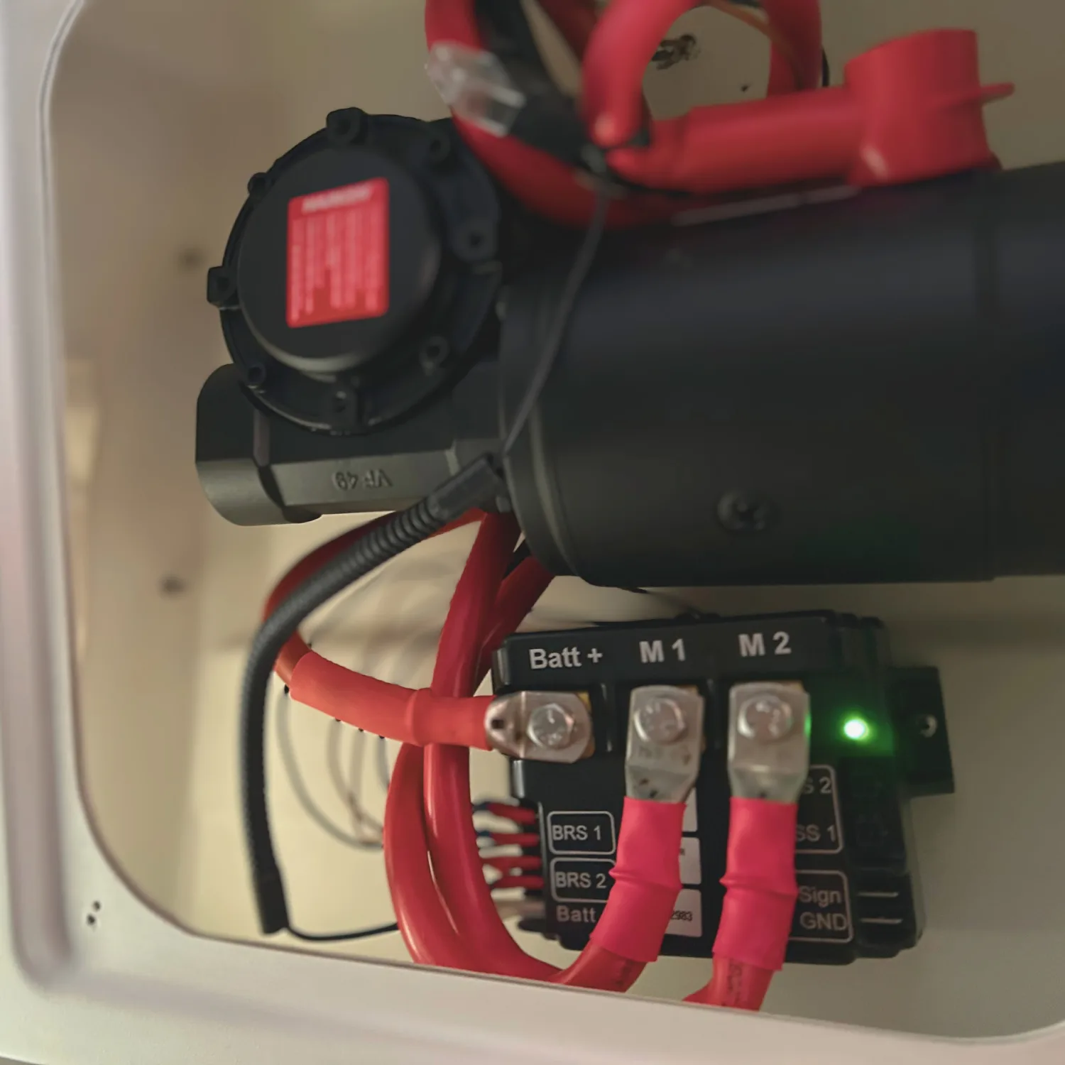 Changement de relais sur un winch électrique à Cogolin