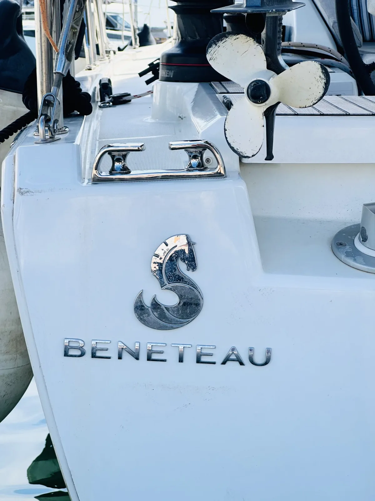 Installation de chaumards sur un Beneteau Oceanis 46.1 à Fréjus