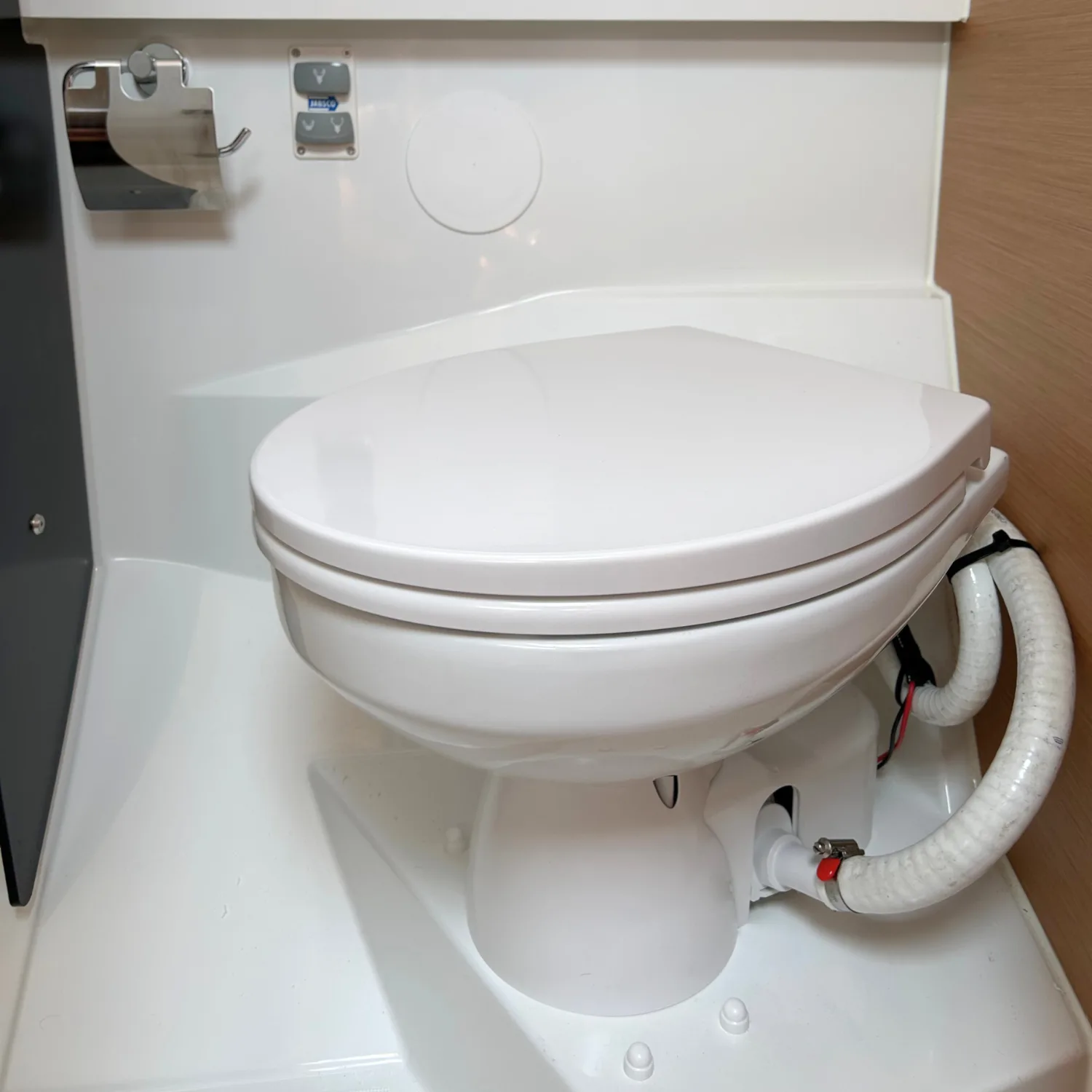 Installation de WC électrique sur un Sun Odyssey 410