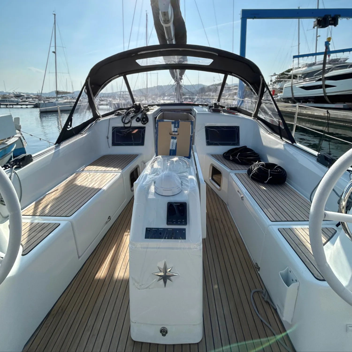 Installation d’un AIS sur un Sun Odyssey 410 Jeanneau dans le Var