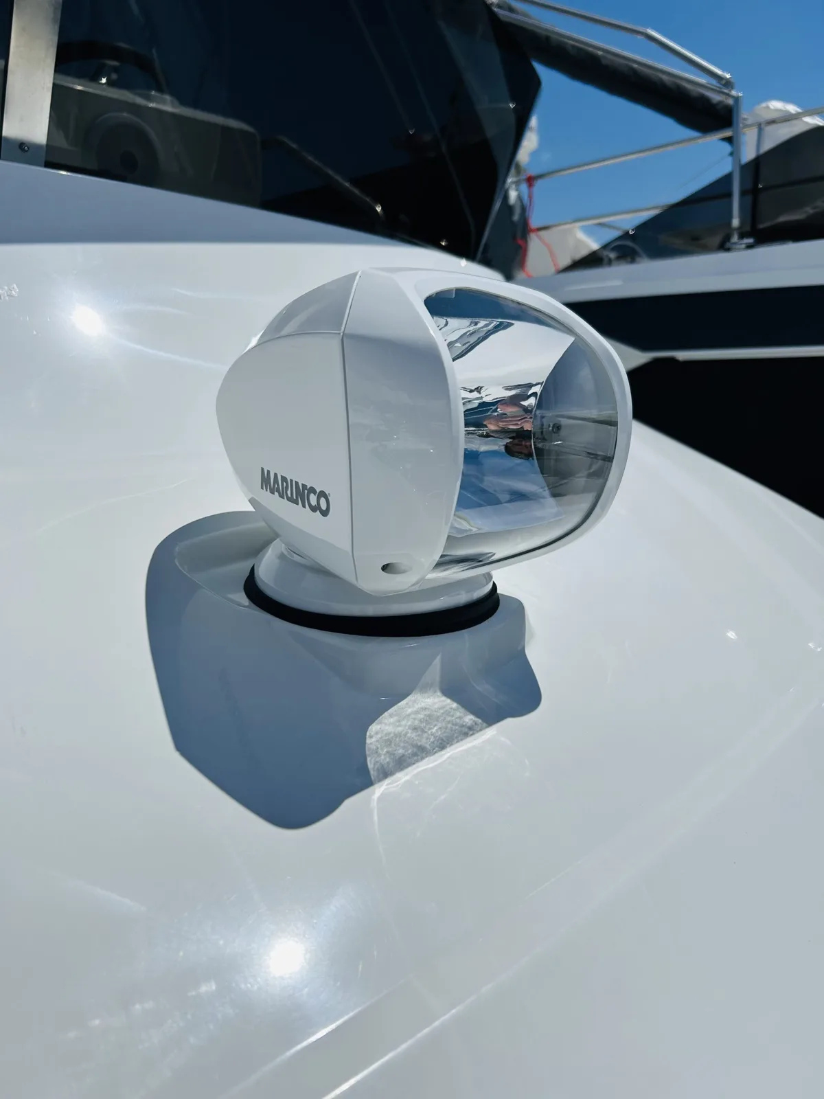 Installation de projecteurs de pont sur un Merry Fisher 1095