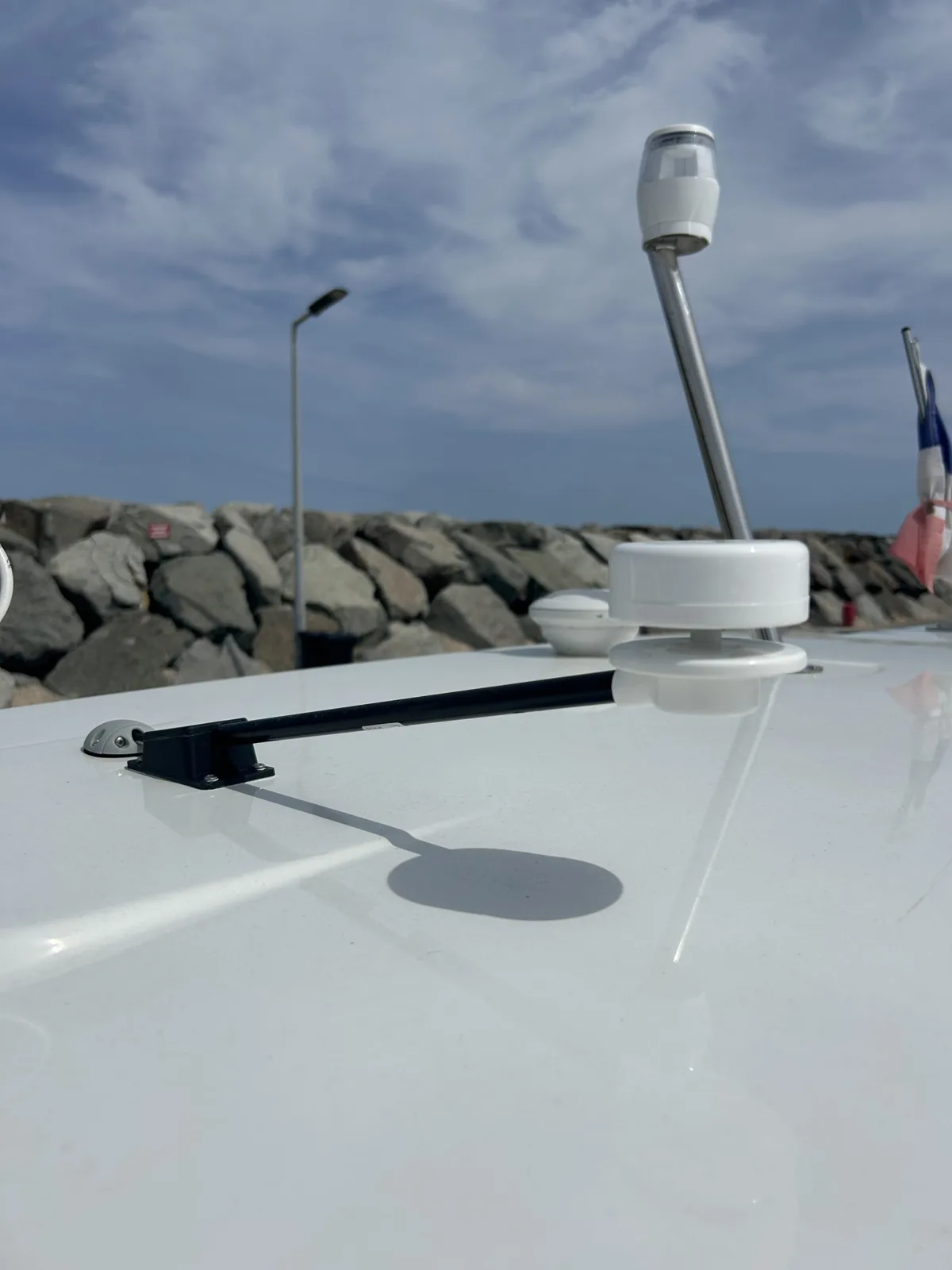 Installation d’un anémomètre CV-7 sur un Cap Camarat 10.5