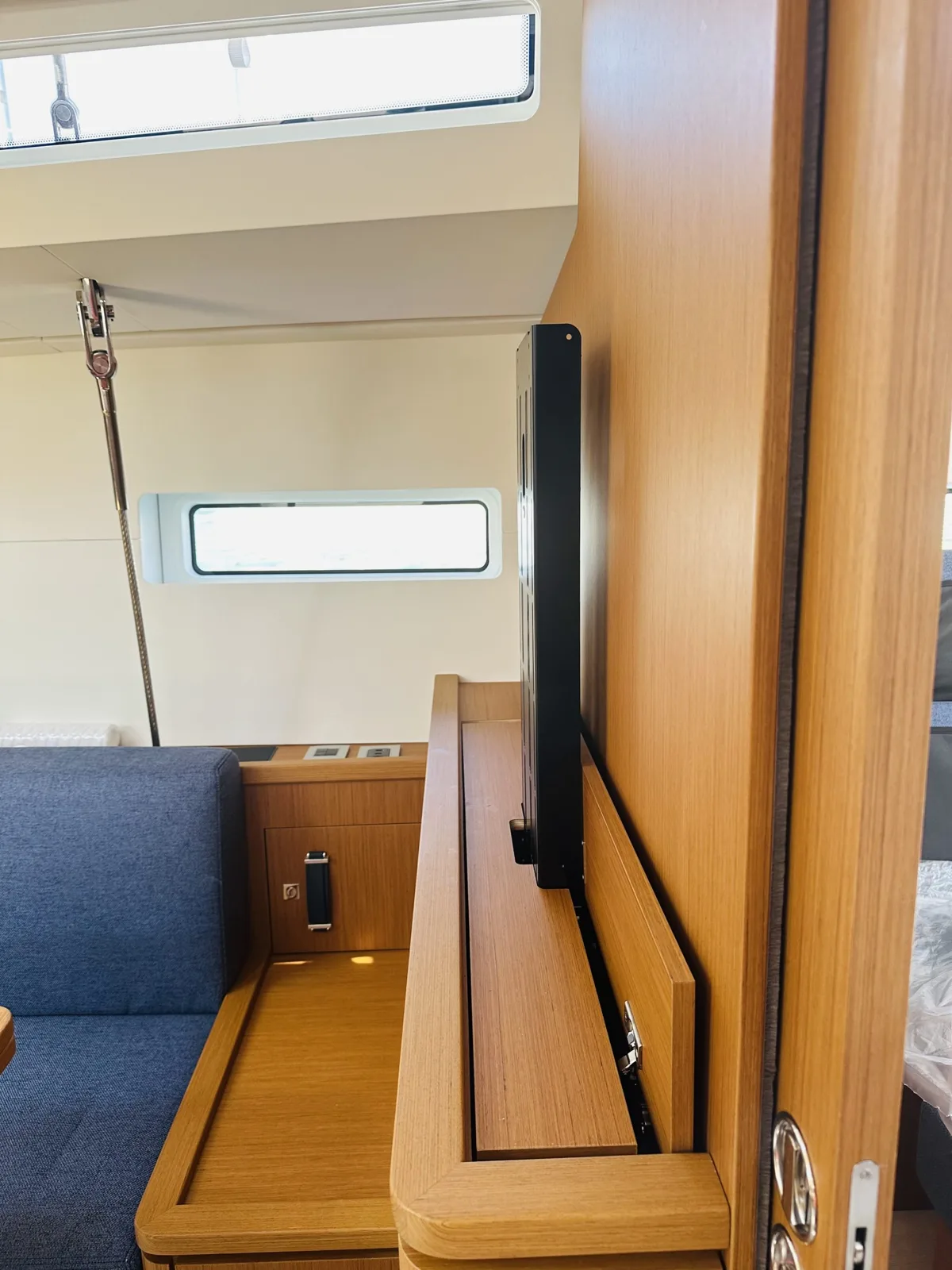 Installation d’un ascenseur TV sur un Jeanneau Yacht 55 à Fréjus