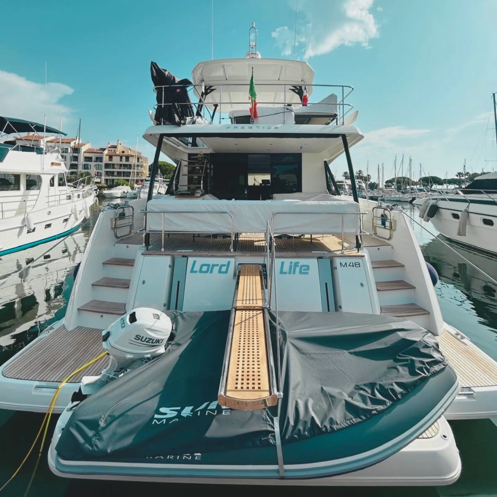 Installation d’un lave-linge à bord d’une Prestige M48 à Cogolin