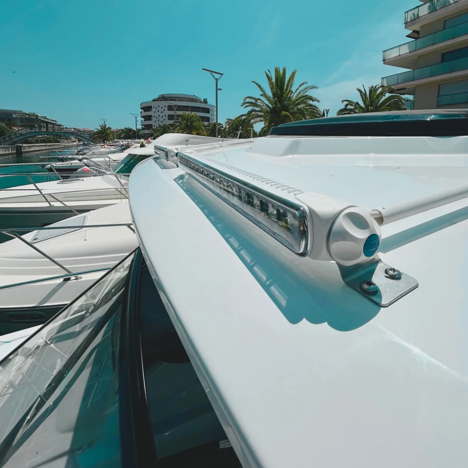 Installation de rampes LED sur un Cap Camarat 9.0 neuf à Fréjus