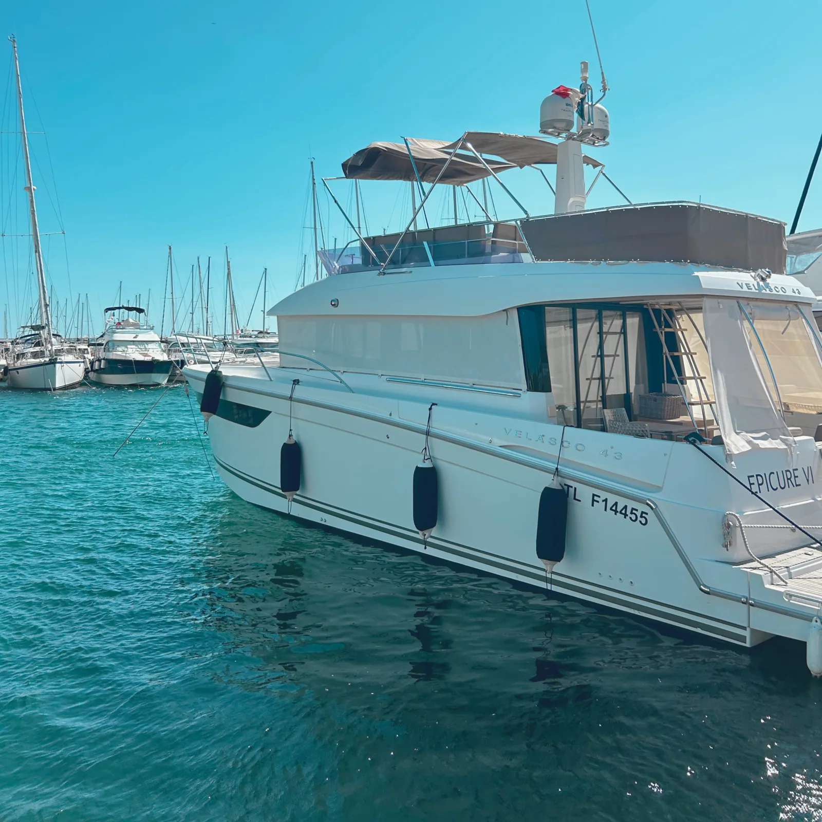 Installation d’un frigo sur le flybridge d’un Velasco 43