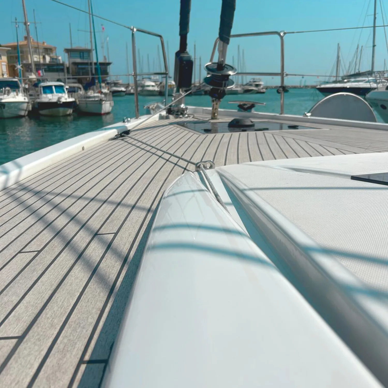 Installation de la bosse de trinquette sur un Jeanneau Yacht 55
