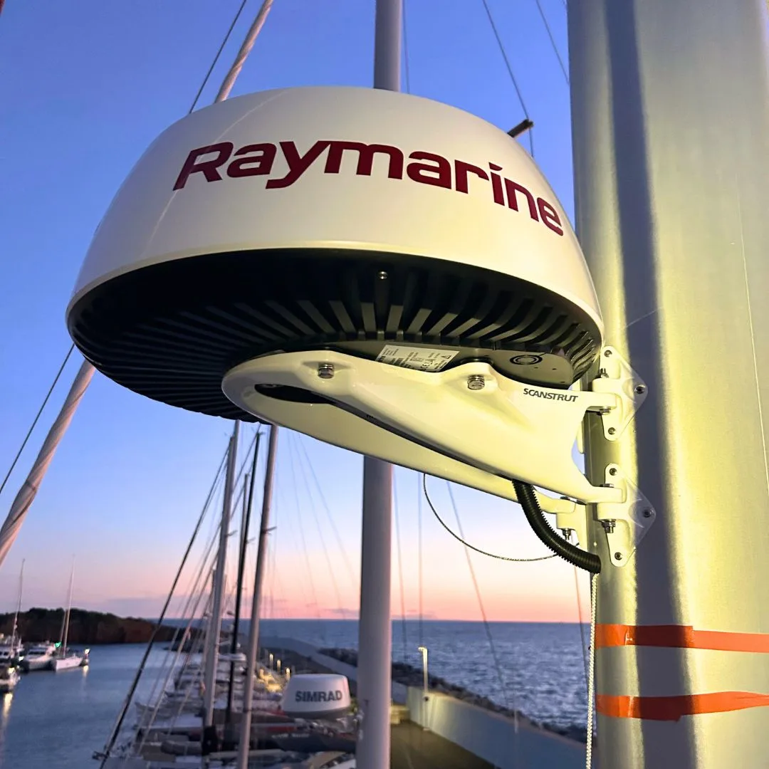 Installation d’un radar Raymarine sur Sun Odyssey 490