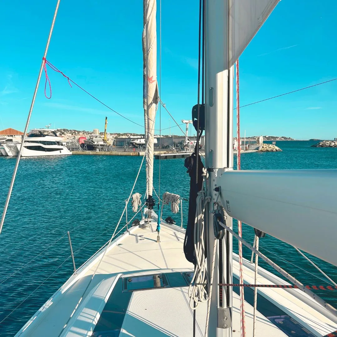 Installation AIS sur Oceanis 46.1 Beneteau à Fréjus
