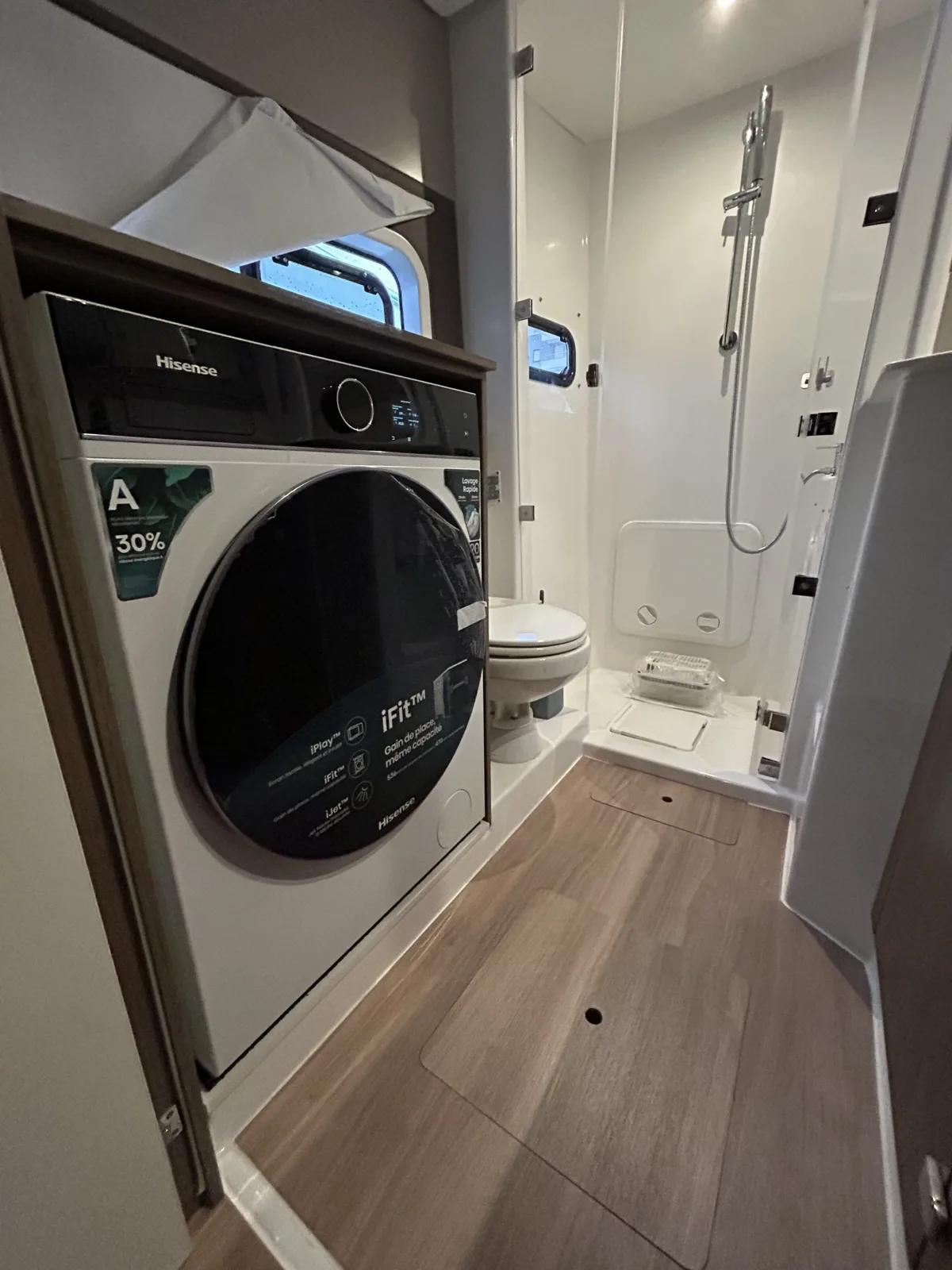 Installation lave-linge sur catamaran BALI CATSPACE 40 à Fréjus