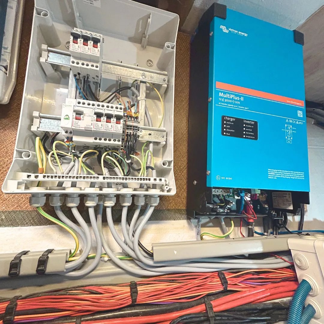 Refit parc batteries et installation Multiplus II Victron sur un Neel 43