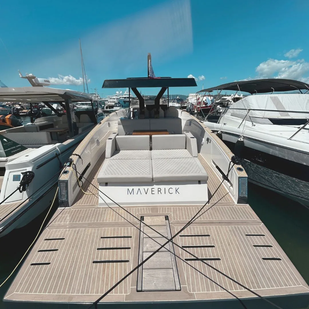Installation de spots sous-marins sur Tesoro 40 à Cannes